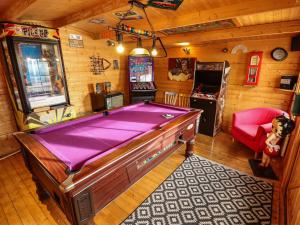een kamer met een pooltafel en een rode stoel bij Telford Lodge in Skegness +22 foto's