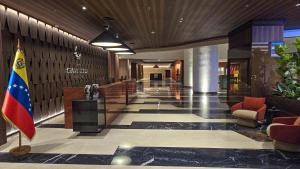 un vestíbulo con una bandera en medio de un edificio en Hotel Gran Cacique Maiquetia, en Maiquetía 60 fotos más