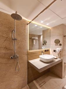 Un baño con lavabo y ducha en Hotel Gran Cacique Maiquetia, en Maiquetía