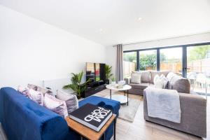 een woonkamer met een bank en een tafel bij New 3 Bed House, Sittingbourne, Sleeps 7, Contractors, Families , Weekly and Monthly Offers in Milton Regis