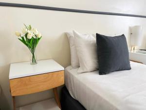 布宜诺斯艾利斯阿尔皮诺酒店的床头柜上花瓶铺的睡床