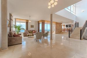 Posezení v ubytování The Elysian Cliff Residence by Eden Rentals