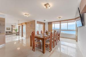 Kuchyň nebo kuchyňský kout v ubytování The Elysian Cliff Residence by Eden Rentals