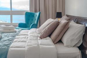 Postel nebo postele na pokoji v ubytování The Elysian Cliff Residence by Eden Rentals + 99 fotografií