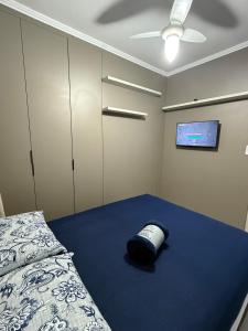 a bedroom with a bed and a ceiling fan at Apartamento pé na areia em Tramandaí in Tramandaí +24 photos