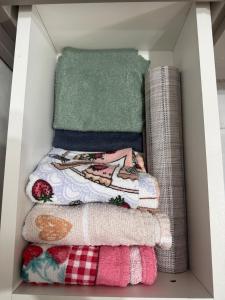 a pile of blankets and towels in a closet at Apartamento pé na areia em Tramandaí in Tramandaí