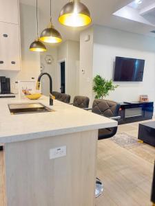 Η κουζίνα ή μικρή κουζίνα στο Luxe of Haven - 2bed with office and free parking