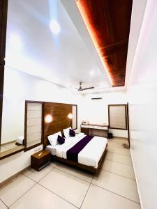 a bedroom with a bed in a room at i7 HOMESTAY in Jāmb