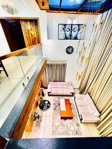 a room with two beds and a table at i7 HOMESTAY in Jāmb