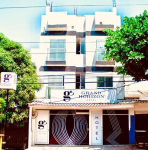 Ein Gebäude mit einem Schild, das Grand Hyatt Houston liest. in der Unterkunft Hotel Grand Rodadero Horizon Santa Marta in Santa Marta