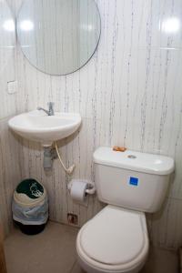 ein Badezimmer mit Toilette und Waschbecken in der Unterkunft Hotel Grand Rodadero Horizon Santa Marta in Santa Marta