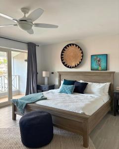 Postel nebo postele na pokoji v ubytování Baia Mare Villas + 40 fotografií