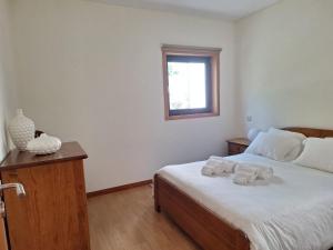 ein Schlafzimmer mit einem Bett mit Handtüchern darauf in der Unterkunft Casa Vilarinha Gerês in Taboabela + 2 Fotos