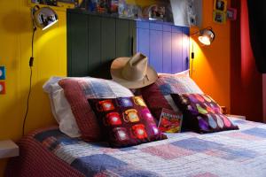 a bedroom with a bed with a hat on it at Suivez Le Lapin Blanc-BB Chambres d'Hôtes in Saint-Valery-sur-Somme