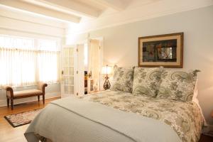 En eller flere senge i et værelse på Ideal Location in West Beach! Spacious Chapala Gardens 1BR - Unit 1 + 9 billeder