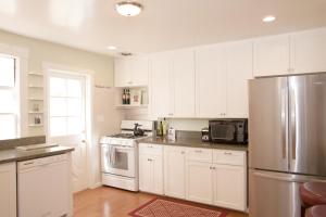 Køkken eller tekøkken på Ideal Location in West Beach! Spacious Chapala Gardens 1BR - Unit 1