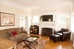 Et opholdsområde på Ideal Location in West Beach! Spacious Chapala Gardens 1BR - Unit 1