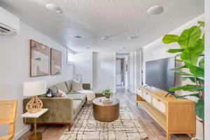 una sala de estar con un sofá y una mesa en Stay Portland - Vibrant Portland Getaway, Chic Flat, en Portland