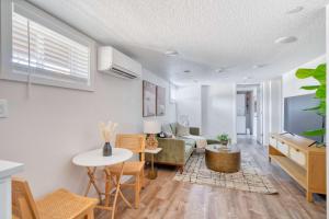 una sala de estar con un sofá y una mesa en Stay Portland - Vibrant Portland Getaway, Chic Flat, en Portland 17 fotos más
