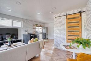 Stay Portland - The Perfect Artist's Retreat in Woodstock في بورتلاند: مطبخ وغرفة معيشة مع أريكة وطاولة