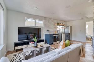 Stay Portland - The Perfect Artist's Retreat in Woodstock في بورتلاند: غرفة معيشة مع أريكة ومطبخ +9 صور