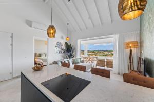 une cuisine et un salon avec vue sur l'océan dans l'établissement Blue Bay- Penthouse 4 persons Aquamarine, à Blue Bay