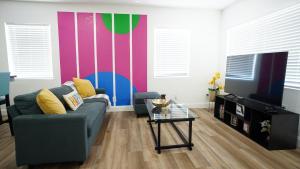 TV a/nebo společenská místnost v ubytování Cozy Tampa Getaway, 2 Bedrooms, minutes from Downtown & Busch Gardens