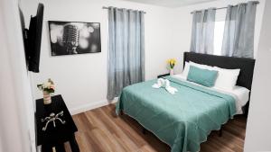 Postel nebo postele na pokoji v ubytování Cozy Tampa Getaway, 2 Bedrooms, minutes from Downtown & Busch Gardens