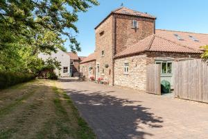 an empty road in front of a brick building at Irishman's Cottage in York