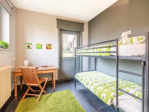 a bedroom with a desk and a bunk bed at La Terrasse in Sint-Idesbald