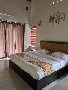 a bedroom with a large bed in a room at The VARANDAH LOUNGE 2BHK PRIVATE POOL VILLA VAGAMON in Vagamon +6 photos