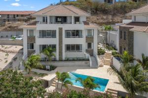 une vue aérienne d'une maison avec piscine dans l'établissement Blue Bay- Penthouse 4 persons Aquamarine, à Blue Bay