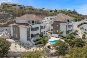 - une vue aérienne sur une villa avec un complexe dans l'établissement Blue Bay- Penthouse 4 persons Aquamarine, à Blue Bay