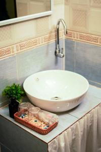 a white sink sitting on a counter in a bathroom at Sarana Guest House in Luang Prabang