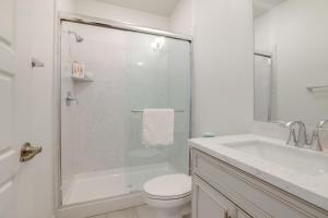 ウッドランドにあるCozy and Convenient Residential Duplex in Woodlandのシャワー、トイレ、洗面台を備えたバスルーム +16枚の写真