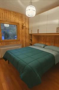 ペーイオ・フォンティにあるCasa Fioccoのベッドルーム(大きな緑色のベッド付)