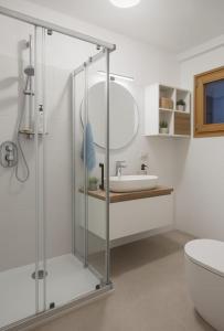 ペーイオ・フォンティにあるCasa Fioccoのシャワーと洗面台付きのバスルーム