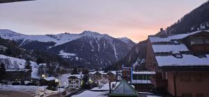 ペーイオ・フォンティにあるCasa Fioccoの山々を背景に雪に覆われた町