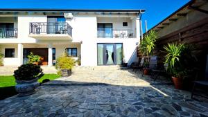 茹里洛夫卡Casa Evdochia的一座房子的庭院,前面有植物