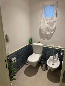 une salle de bain avec toilettes et lavabo dans l'établissement Domina Coral Bay Resort Elisir, à Charm el-Cheikh 21 autres photos