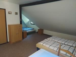 Ένα ή περισσότερα κρεβάτια σε δωμάτιο στο Chata Na Suché Kamenice