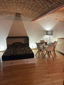 une chambre avec un lit, une table et des chaises dans l'établissement Villa Leone, à Leipzig