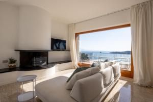 TV a/nebo společenská místnost v ubytování Modern and Elegant apartment with a spacious sea view terrace overlooking Palmaria Island Bright designer interiors Fully equipped Up to 6 guests Private parking Aircon All the comforts for a perfect stay