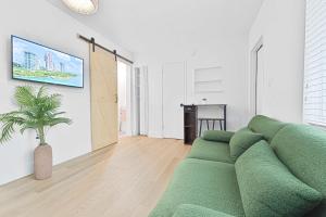 TV a/nebo společenská místnost v ubytování Miami Modern Studio minutes to Wynwood & Downtown