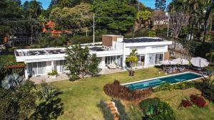 una vista aérea de una casa con piscina en Paraíso em Boituva - chácara nova, moderna, 2100 m, em condomínio -10 PESSOAS, en Boituva