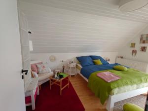 un dormitorio con una cama y un sofá en Onkel Franz, en Ohlsbach