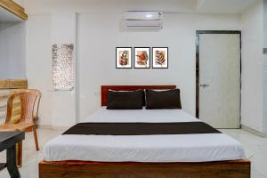Una cama o camas en una habitación de Hotel O Saptashrungi Lodging