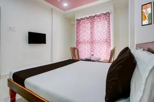 Una cama o camas en una habitación de Hotel O Saptashrungi Lodging
