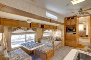 een keuken en een woonkamer van een camper bij 2 Mi to Lake Guntersville Peaceful Camper Home in Langston