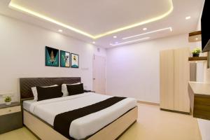 a bedroom with a large bed in a room at Hotel O Acroview in Ballygunge +21 photos